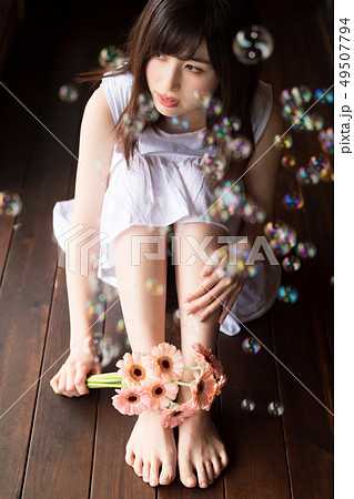 花を持つ女性 花を持つ女性 49507794
