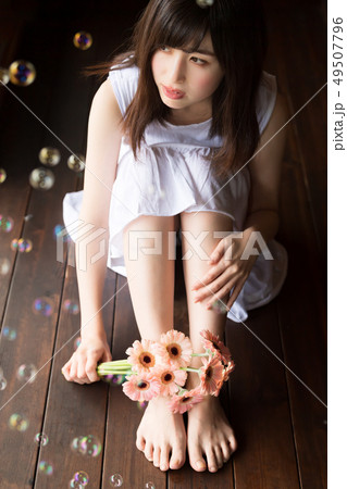 花を持つ女性 花を持つ女性 49507796