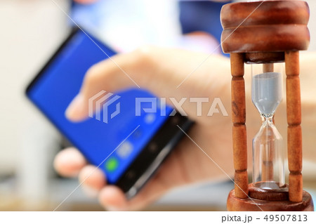 砂時計とスマートフォン 依存イメージ 砂時計とスマートフォン 依存イメージ 49507813