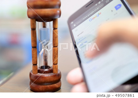 砂時計とスマートフォン　依存イメージ 49507861