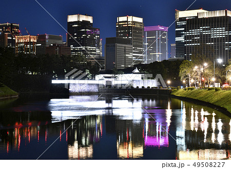 日本の東京都市景観　丸の内などのオフィスビル群や桜田門などを望む（手前は桜田濠） 49508227