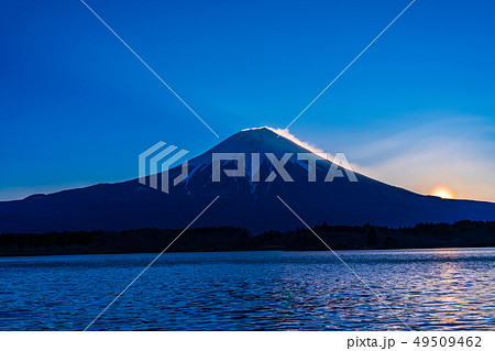 （静岡県）田貫湖・富士山の夜明け　花粉光環 49509462