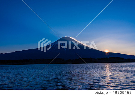 (静岡県)田貫湖・富士山の夜明け 花粉光環 (静岡県)田貫湖・富士山の夜明け 花粉光環 49509465