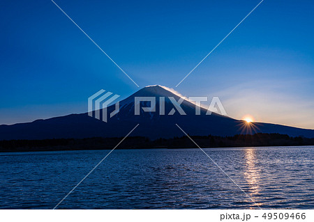 （静岡県）田貫湖・富士山の夜明け　花粉光環 49509466