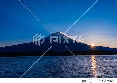 （静岡県）田貫湖・富士山の夜明け　花粉光環 49509467