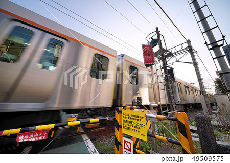 日本の東京都市景観 東急電鉄大井町線 九品仏駅前を走る電車などを望む 日本の東京都市景観 東急電鉄大井町線 九品仏駅前を走る電車などを望む 49509575