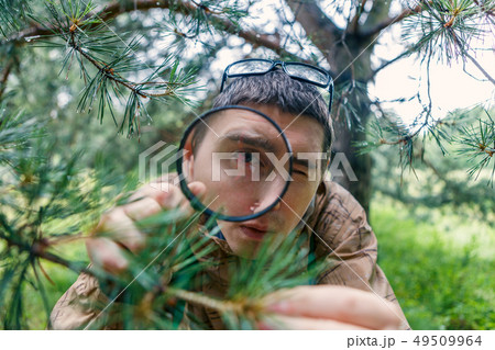 Picture of man with magnifying glass 49509964