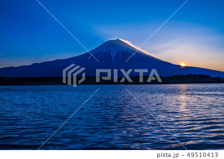 （静岡県）田貫湖・富士山の夜明け　花粉光環 49510413