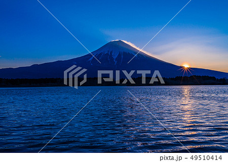 （静岡県）田貫湖・富士山の夜明け　花粉光環 49510414