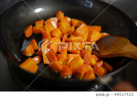 人参を炒める 49517522
