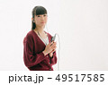 音楽を聴く女性 49517585
