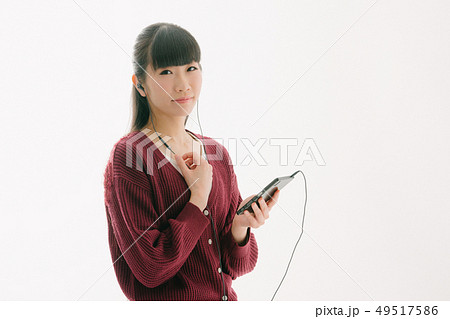 音楽を聴く女性 49517586