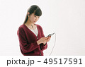 音楽を聴く女性 49517591