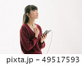 音楽を聴く女性 49517593