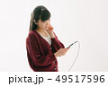 音楽を聴く女性 49517596