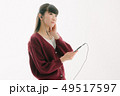 音楽を聴く女性 49517597