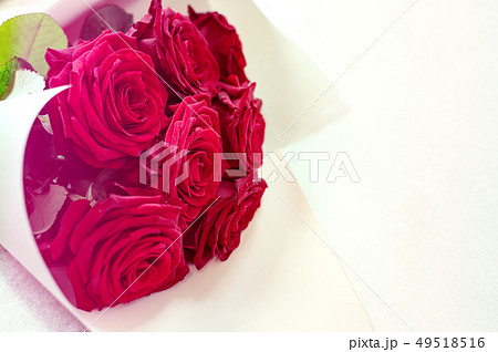 Beautiful bouquet of roses 49518516