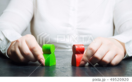 The woman arbitrator examines the conflict 49520920