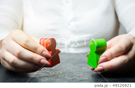The woman arbitrator examines the conflict 49520921