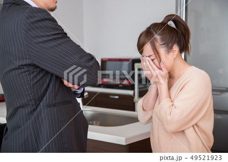 喧嘩する夫婦 49521923