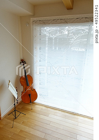チェロと譜面台 穏やかな光のさす部屋での写真素材