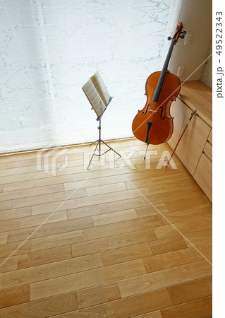 チェロと譜面台 穏やかな光のさす部屋での写真素材