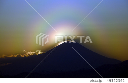 日没時の花粉光環と、花粉に映る富士山の影 49522362