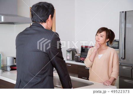 リビングにいる夫婦 49522373