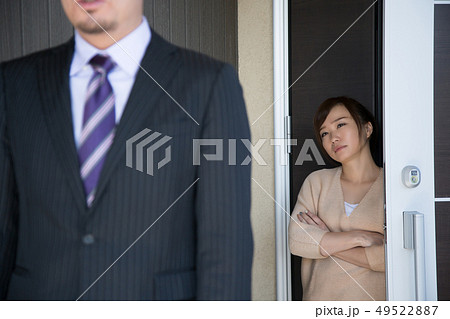 玄関で夫を送り出す妻 玄関で夫を送り出す妻 49522887