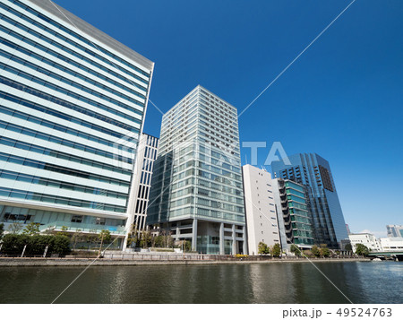 臨海エリアのオフィスビル街 49524763