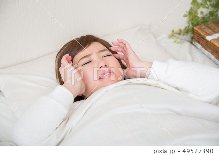 就寝時に体調不良になった女性 49527390
