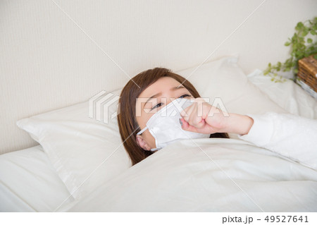 咳をする女性 咳をする女性 49527641