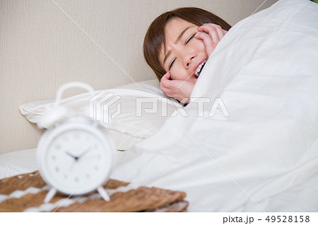 寝坊した女性(女性にピント) 寝坊した女性(女性にピント) 49528158