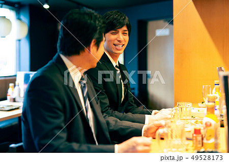 居酒屋 サラリーマン ビジネスマン 居酒屋 サラリーマン ビジネスマン 49528173
