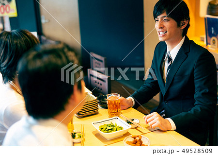 飲み会 居酒屋 ビジネスマン 49528509