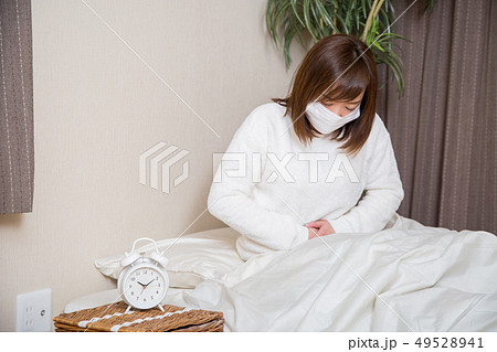 腹痛の女性 腹痛の女性 49528941