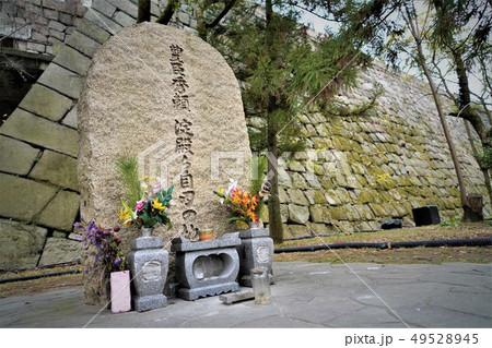 大阪　晩冬の大阪城　豊臣秀頼・淀君ら自刃の地の碑 49528945