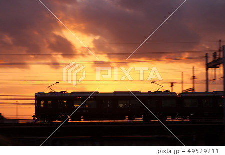 夕暮れの阪急電車 49529211