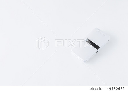 白背景に白の携帯電話ガラケー世代 49530675