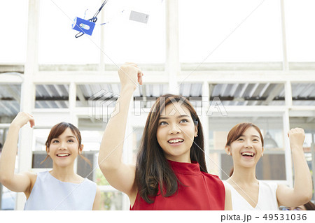 女性　ビジネス　退社 49531036