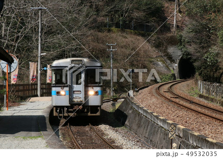 坪尻駅に止まる1000系気動車 49532035