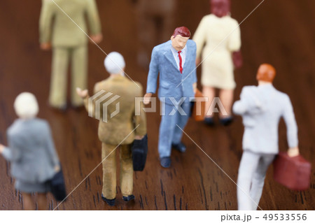 群衆に逆行する男 群衆に逆行する男 49533556