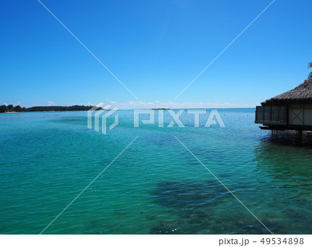 タヒチの海と水上コテージ 49534898