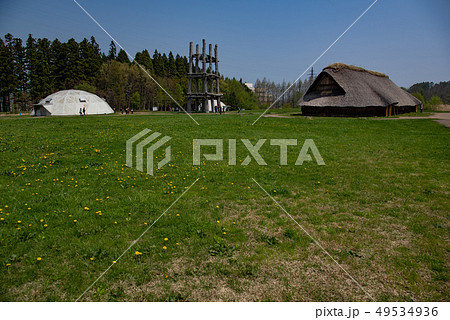 青森　三内丸山遺跡　復元された大型の塔　見学する人 49534936