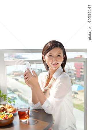 スマートフォンを持つ女性 スマートフォンを持つ女性 49536147