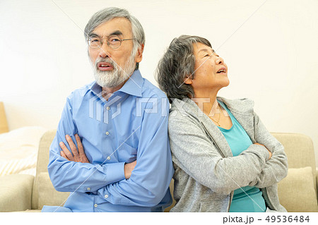 シニア 夫婦 喧嘩 シニア 夫婦 喧嘩 49536484