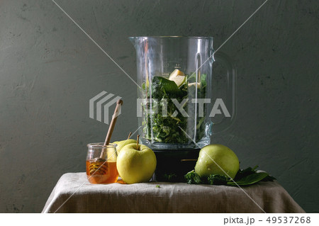 Green spinach apple smoothie Green spinach apple smoothie 49537268