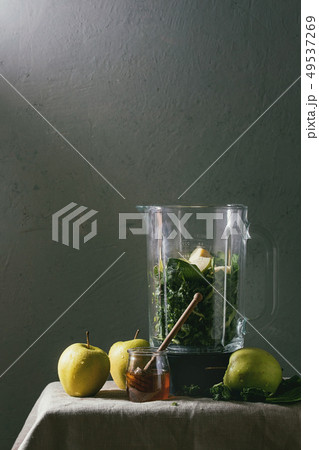 Green spinach apple smoothie Green spinach apple smoothie 49537269