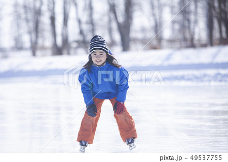 スケートする女の子 スケートする女の子 49537755