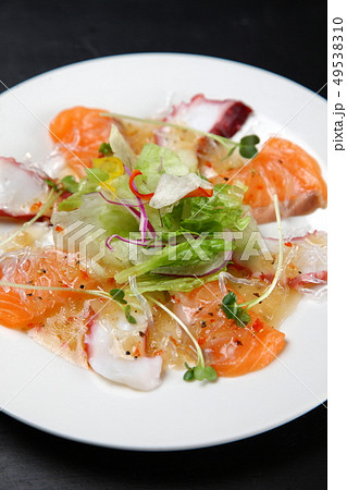 タコとサーモンのカルパッチョ 49538310